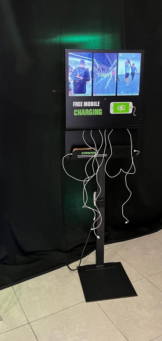 Estación de carga para celulares con pantalla y conectores múltiples