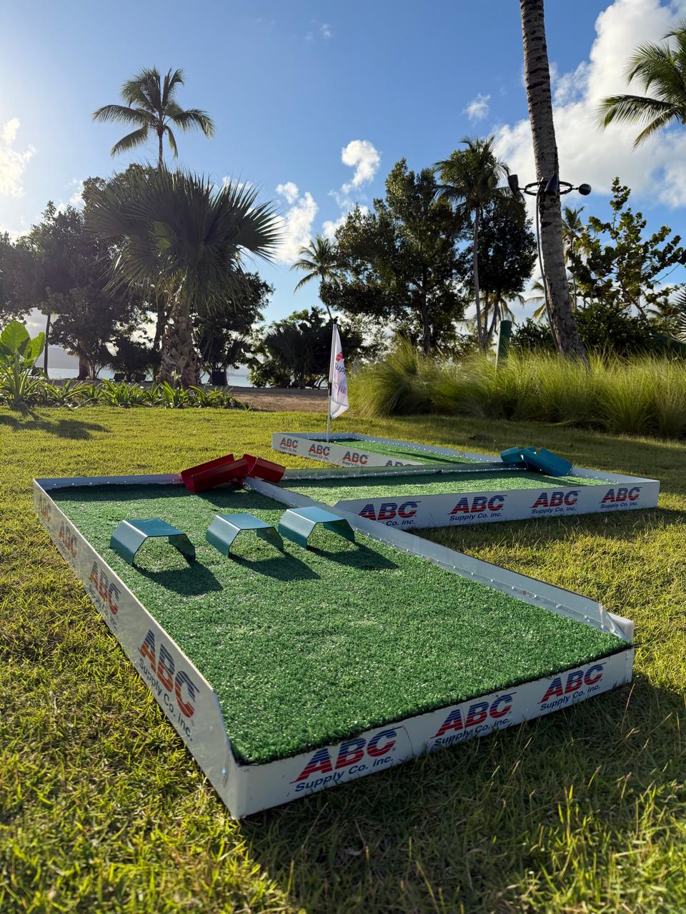 Circuito modular de mini golf personalizado para la marca ABC, al aire libre